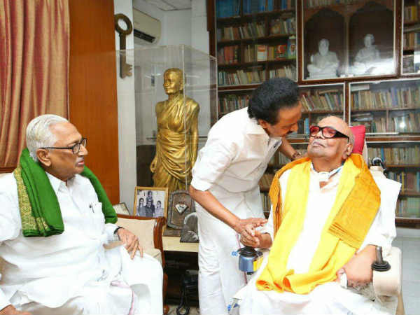 கையை இறுகப்பிடித்த கருணாநிதி