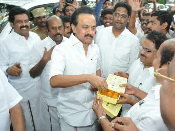 பட்டாசு வெடித்தும் இனிப்பு வழங்கியும்...