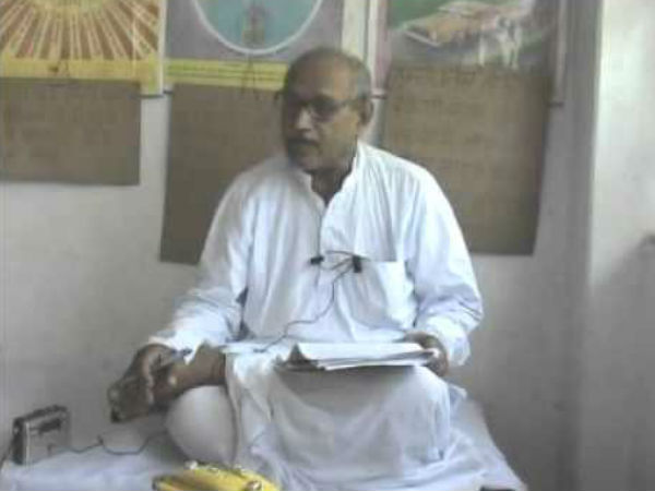 ஆசிரமத்தில் இளம் பெண்கள்