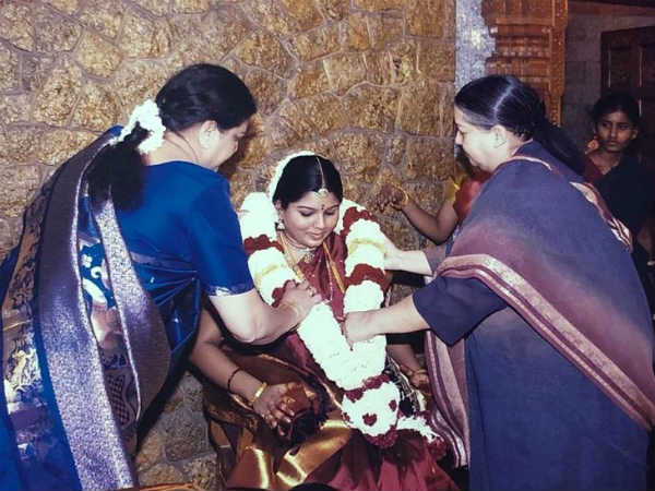 வளையல் போடும் ஜெ.