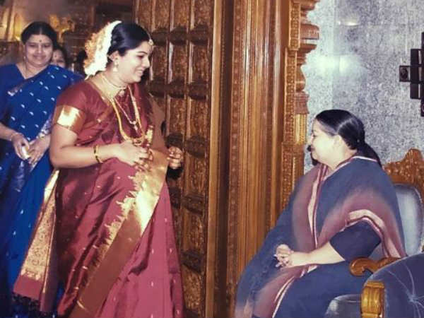 நாற்காலியில் அமர்ந்திருக்கும் ஜெ.