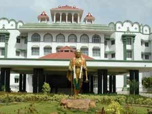 நீதிமன்றமே முன்வந்து