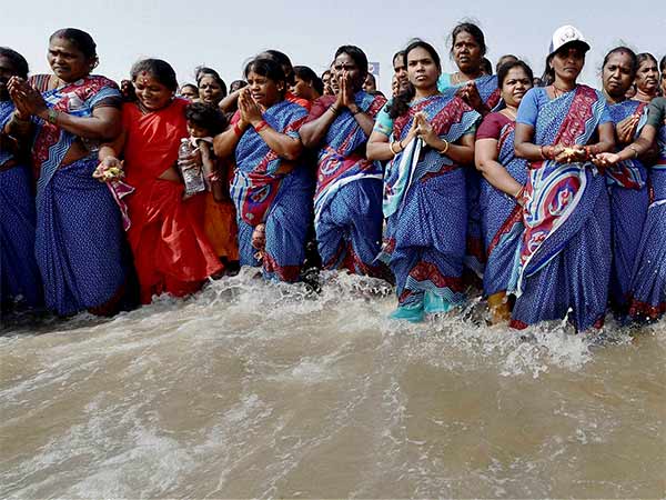 பால் ஊற்றிய மக்கள்