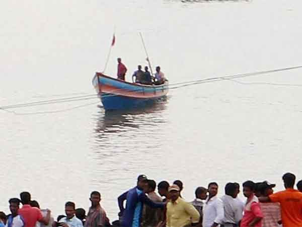 கடலில் மீனவர்கள் அவதி