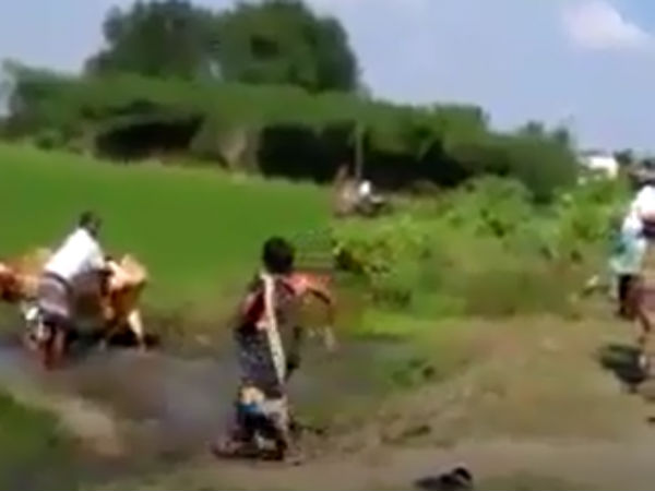 டிராக்டரின் குறுக்கே படுத்த பெண்