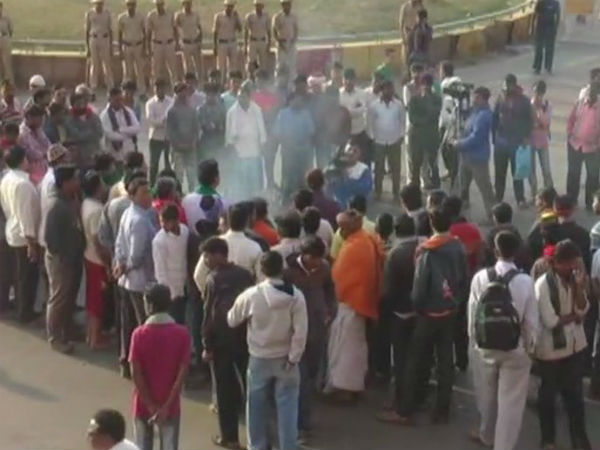ஆளுநர் மாளிகைக்கு பேரணி