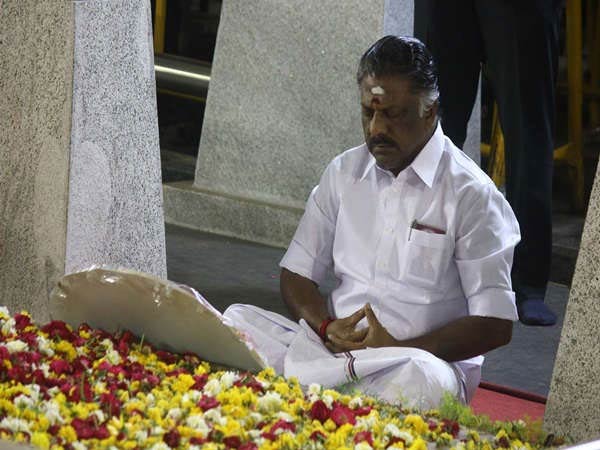 ஜெ.சமாதியில் தியானம்