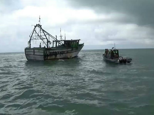 Srilankan navy attacked tamil fisherman in the sea Srilankan navy attacked tamil fisherman in the sea