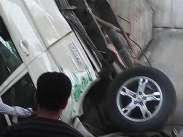 Car falls down and drowned in the Drain near Pollachi: 4 people's status unknown Car falls down and drowned in the Drain near Pollachi: 4 people's status unknown