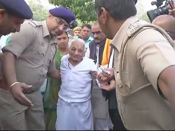 Modi's mother cast vote in Gandhinagar Modi's mother cast vote in Gandhinagar