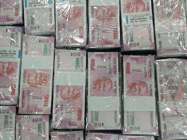 TTV Dinakaran supporter arrested in RK Nagar for cash bribing to voters TTV Dinakaran supporter arrested in RK Nagar for cash bribing to voters