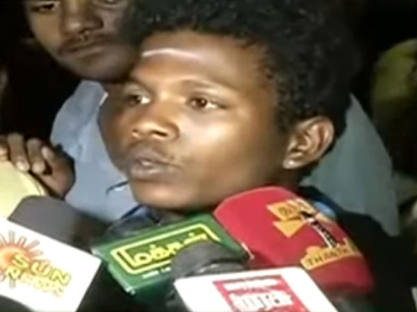 RK nagar people opposes police raid in their houses at midnight RK nagar people opposes police raid in their houses at midnight