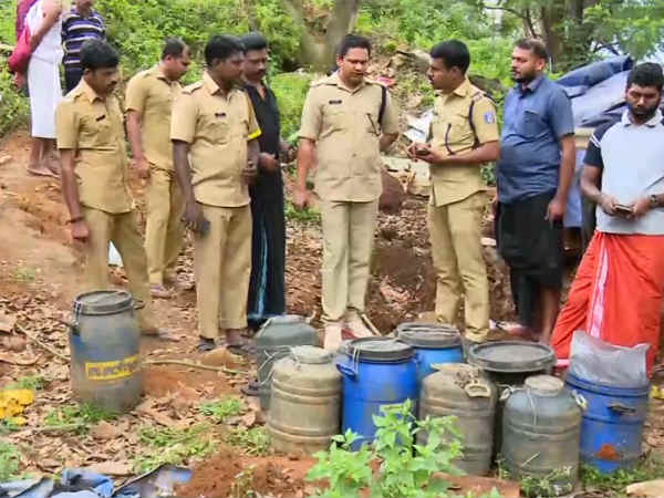 சபரிமலை கோவிலுக்கு அருகில் வெடிகுண்டு பொருட்கள்... பக்தர்கள் பீதி 