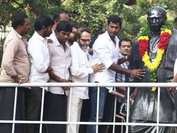 Actor Vishal pays respect for Kamarajar and MGR Statues before filling Nomination in RK Nagar Actor Vishal pays respect for Kamarajar and MGR Statues before filling Nomination in RK Nagar