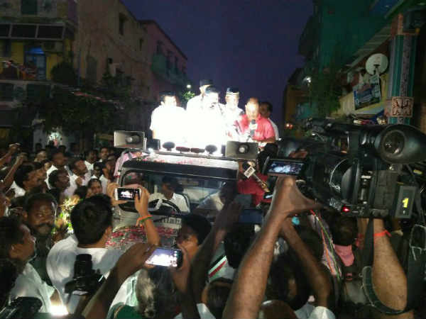 பணம் கேட்டு துரத்திய மக்கள்