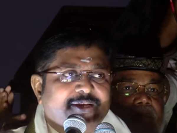 தினகரன் மீது புகார்