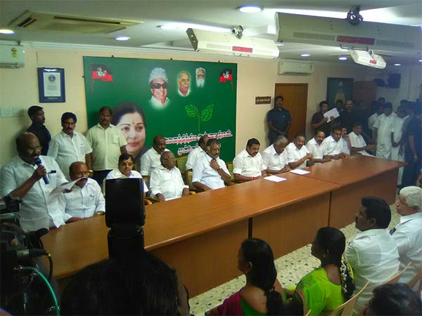 ரகளை எம்எல்ஏக்கள்
