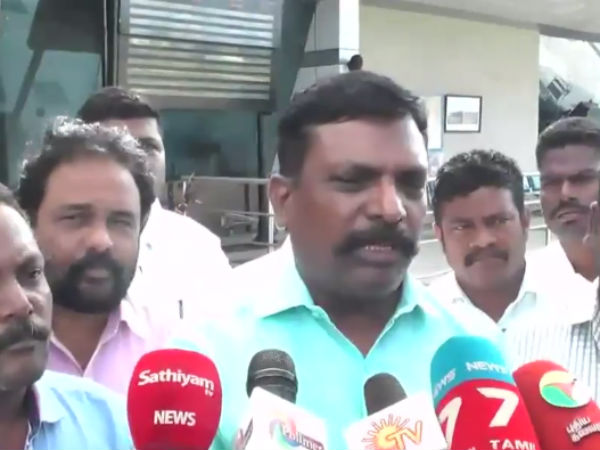 அரசியலை கவனிக்கிறார்