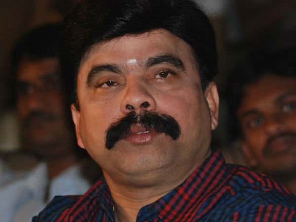 அநாகரீகமாக பேசுகிறார்