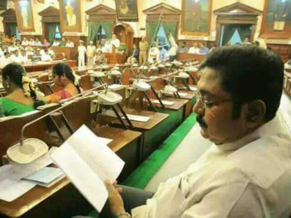தில்லாக உட்கார்ந்திருந்த தினகரன்