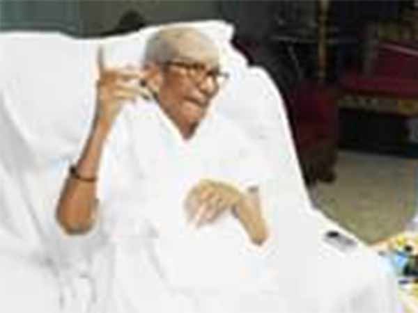 முன் உதாரணமாக அரசியல்வாதி