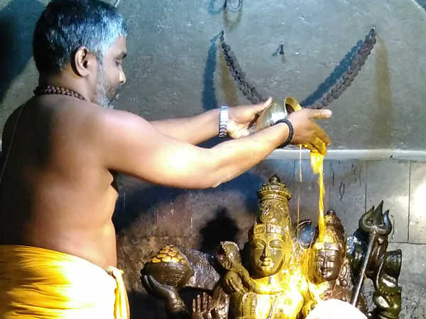 பக்தர்களுக்கு அன்னதானம்