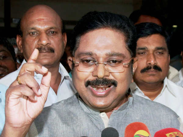 குறுக்கு வழியில் கட்சி சின்னம்