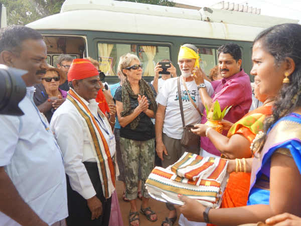விருந்தினர்களுக்கு மரியாதை