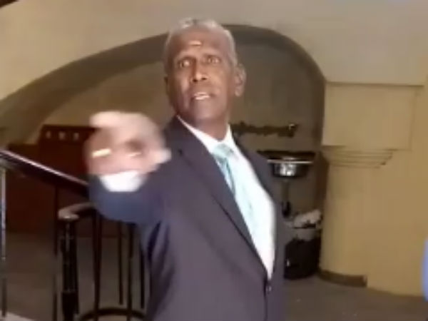 2 பெட்டிகளில் ஆவணங்கள்