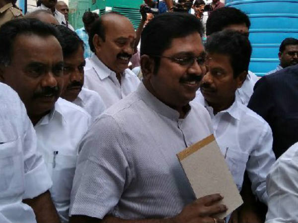 அர்த்த ராத்திரியில் குடை பிடிக்கிறார்கள்