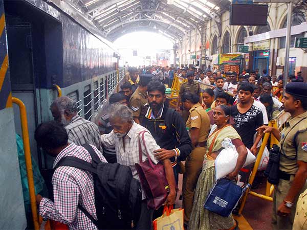 ரயில் நிலையத்திலும் கூட்டம்