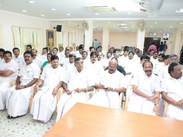 எம்எல்ஏக்கள் செலவை குறைக்காமல்