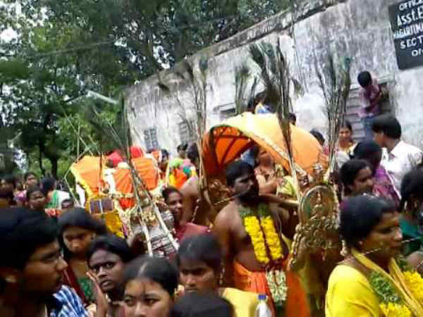 காவடி எடுத்து வரும் பக்தர்கள்