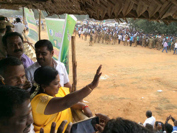 மக்களை பார்த்து உற்சாகம்
