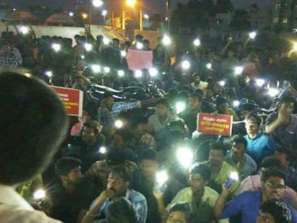 கடல் அலையை விரட்டிய மக்கள் தலைகள்