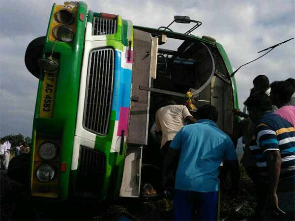 A private bus hits tractor and killed 3 on the spot near Viruthunagar A private bus hits tractor and killed 3 on the spot near Viruthunagar