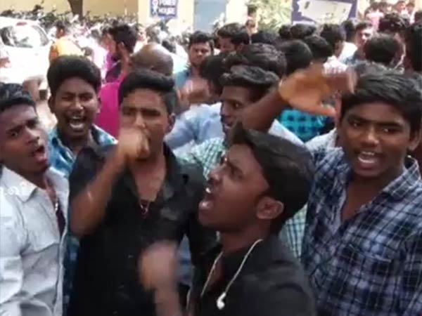 மாணவர்கள் ஆர்பாட்டம்