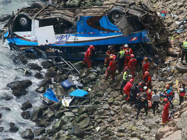 Bus plunges at Peru's Pasamayo killed 48 Bus plunges at Peru's Pasamayo killed 48