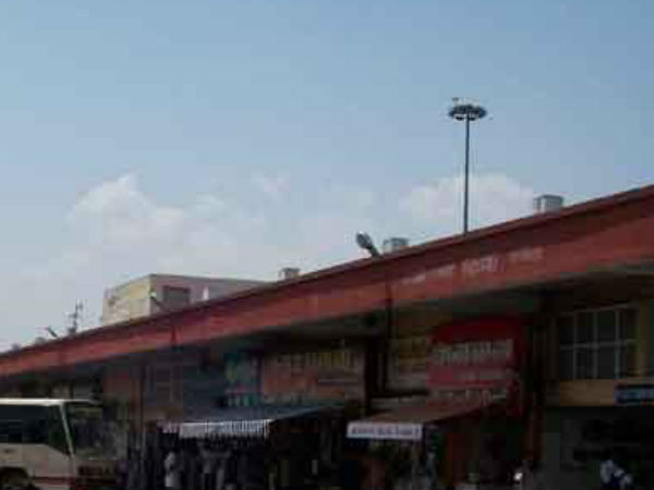 Nellai bus stand is in maintenance work: People gets panic because of no protection Nellai bus stand is in maintenance work: People gets panic because of no protection