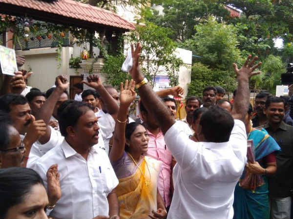 Dinakaran supporters protest against kamal Dinakaran supporters protest against kamal