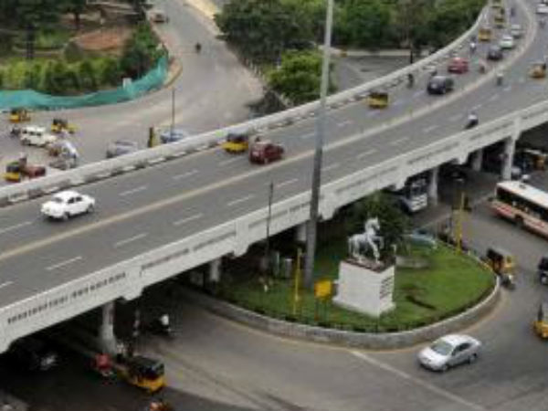 1 dies and 7 injuries in Anna Salai car crash 1 dies and 7 injuries in Anna Salai car crash