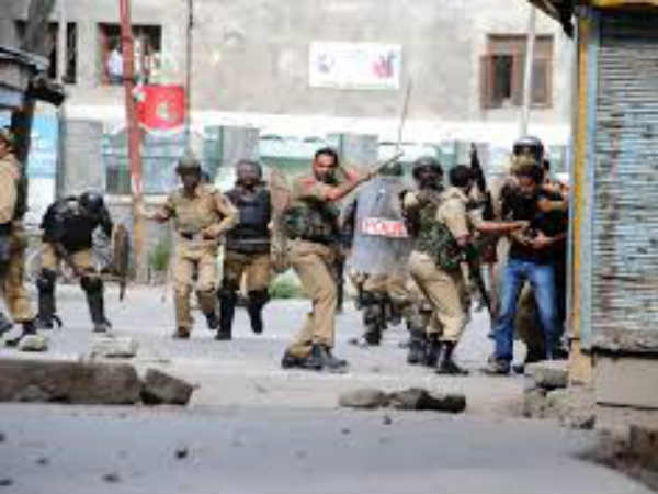 Bomb blast in Jammu Kashmir: killed 4 Police Bomb blast in Jammu Kashmir: killed 4 Police