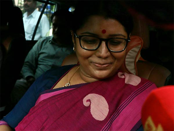 Ilavarasi daughter Krishnapriya appear before Arumugasamy inquiry commission Ilavarasi daughter Krishnapriya appear before Arumugasamy inquiry commission