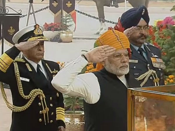 Prime minister Modi pays tribute at Amar jawan jothi in Delhi Prime minister Modi pays tribute at Amar jawan jothi in Delhi