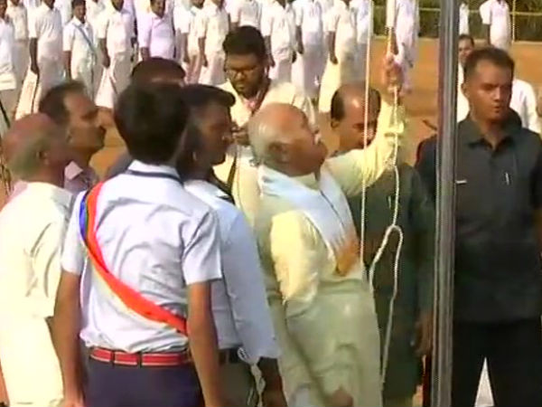 கேரள அரசின் விதியை மீறிய ஆர்.எஸ்.எஸ் தலைவர்... தனியார் பள்ளியில் தேசிய கொடியை ஏற்றினார் 