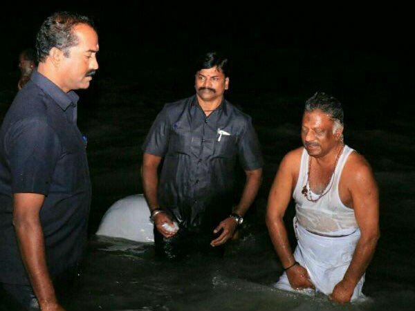 Deupty CM OPS went Rameswaram temple and had holy dip in Seashore Deupty CM OPS went Rameswaram temple and had holy dip in Seashore