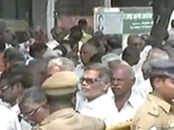 Tension turned off at Madurai transport employees protest as Police tried to remove them Tension turned off at Madurai transport employees protest as Police tried to remove them