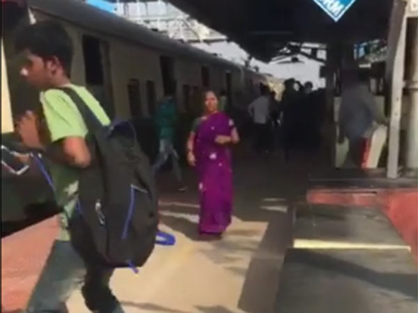 ரவுடிகள் போல மோதல்