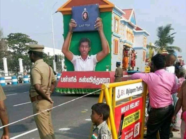 தேசிய கொடி விற்கும் சிறுவன்
