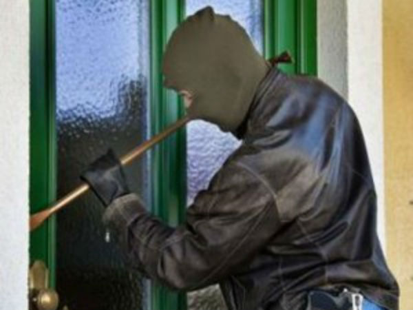 Thief breaks into house when family went out New Year Thief breaks into house when family went out New Year